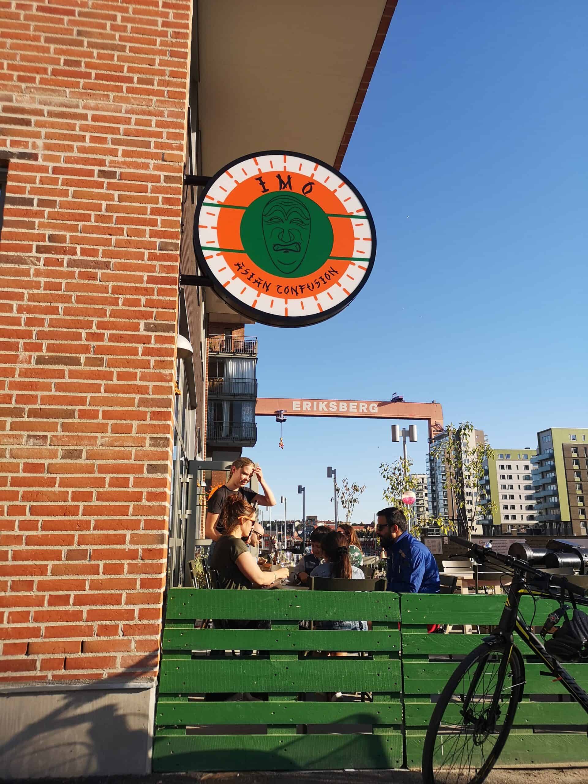 Fasadskyltar - byggnad med bokstavsskylt